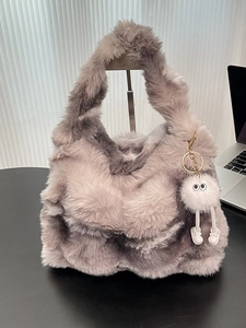 Sac Fourre-tout en Fausse Fourrure à la Mode pour Femmes Sac à Épaule en Peluche avec Pendentif Poupée Grande Capacité Hiver Couleur Unie