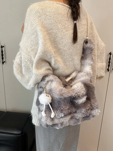 Sac fourre-tout en peluche marbrée grise avec chaîne dorée et porte-clés monstre