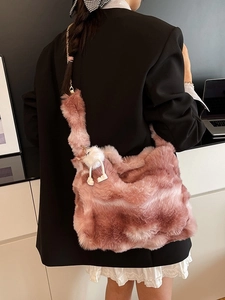Grand sac cabas chic en peluche rose avec bandoulière chaîne et pendentif poupée