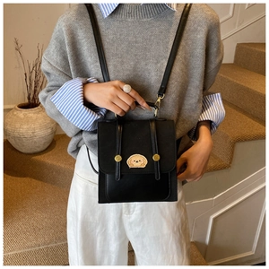 Nahaufnahme des schwarzen PU-Rucksacks mit Welpen-Patch und goldener Schnalle
