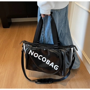 Detail der schwarzen glänzenden Sporttasche mit NOCOBAG-Logo und verstellbarem Gurt