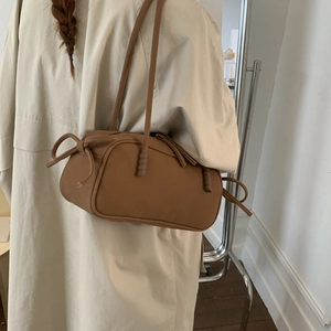 Sac sous le bras cylindrique en daim givré marron rétro avec bandoulières nouées décoratives