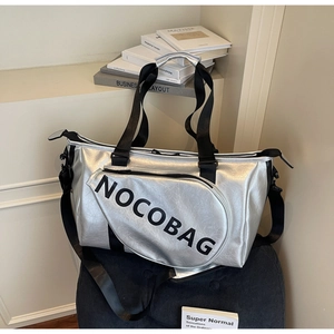 Detail der silbernen Reisetasche mit großer Kapazität, Minibeutel und NOCOBAG-Logo