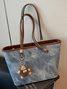 Women Large Capacity PU Leather Tote Bag Marble Pattern Commuter Shoulder Bag With Plush Monster Pendant Fashion Shopping Bag