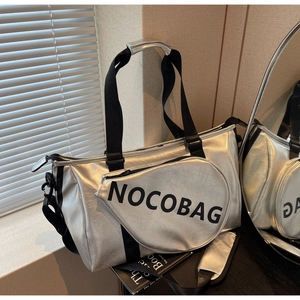 Detailansicht der silbernen Sporttasche mit Nocobag-Logo und PU-Knitteroptik