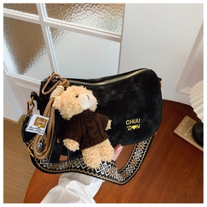 Détail du sac oreiller en daim noir avec lettres CHUU DON et pendentif ours mignon