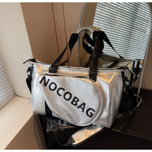 Silberne Sporttasche in Metallic-Optik mit Schlägertasche und Riss-Struktur