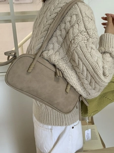 Sac bandoulière rétro beige mat avec détail de sangle nouée pour une tenue d'automne