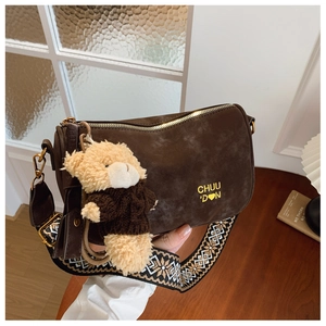 Sac oreiller en daim marron avec sangle jacquard géométrique et breloque ours