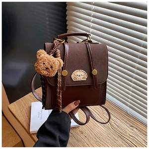 Brauner Vintage-Rucksack mit Bärenstickerei, Plüschanhänger und geflochtener Quaste