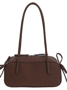 Sac à épaule marron mat avec détails de nœuds latéraux et grande capacité spacieuse