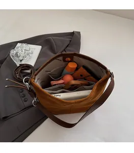 Vue intérieure d'un grand sac seau marron en daim montrant sa grande capacité