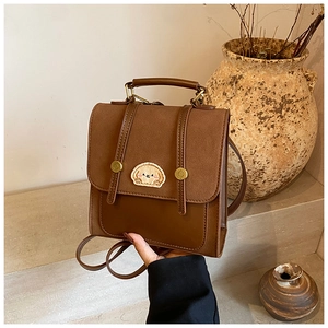 Nahaufnahme des braunen Rucksacks mit Wildledertexturen und Vintage-Metallschnallen