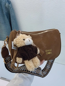 Sac bandoulière marron en cuir avec bandoulière jacquard et breloque petit ours