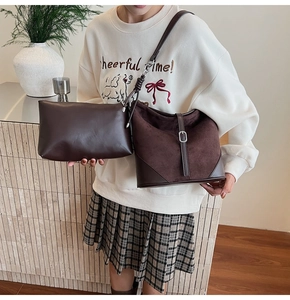 Détail du sac seau en cuir marron foncé mat avec sa pochette intérieure assortie