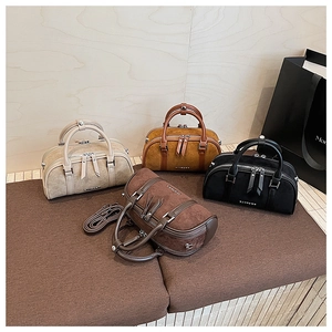 Detalle de bolsos Boston de ante esmerilado en cuatro tonos tierra con cremalleras