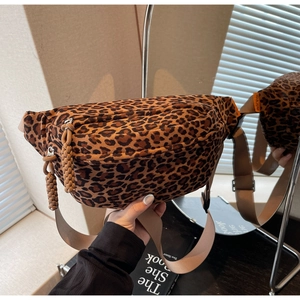 Detail of leopard print waist bag with soft velvet fabric and adjustable nylon strap