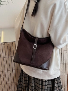 Sac bandoulière rétro marron en daim avec boucle argentée et grand design vintage chic