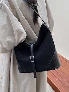 Sac seau à bandoulière noir mat de grande capacité pour femme avec boucle argentée