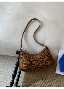 Détail du sac à main rétro à motif léopard avec forme en croissant et bandoulière en cuir