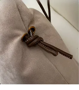 Detailansicht der Wildledertasche mit Leder-Kordelzug und weißen Kontrastnähten