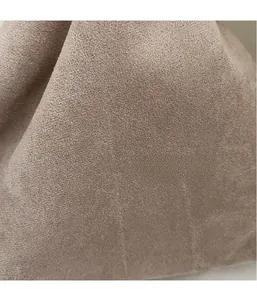 Detailaufnahme der weichen Wildleder-Textur dieser Retro-Schultertasche in Grau-Rosa