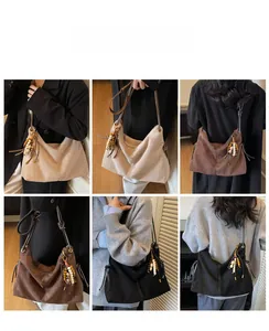 Hobo-Tasche aus Wildleder in drei Farben mit modischen Holzperlen-Quasten