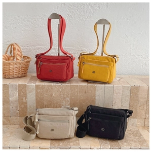 Umhängetaschen aus Nylon mit mehreren Taschen in Rot, Gelb, Beige und Schwarz
