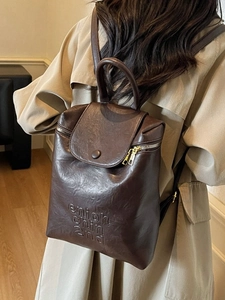 Sac à dos rétro marron foncé en cuir ciré avec lettrage embossé pour un look chic
