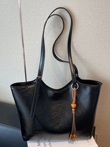 Large Capacity Retro PU Leather Tote Bag For Women Minimalist Shoulder Bag With Beaded Tassel Charm Commuting Handbag