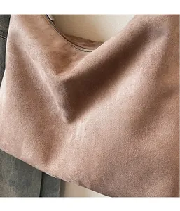 Détail de la texture en daim mat et de la fermeture éclair métallique du grand cabas