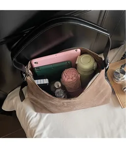 Vue détaillée d'un grand sac cabas en suédine montrant sa grande capacité de rangement