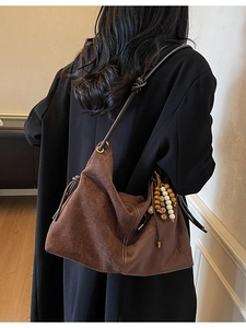 Braune Hobo-Tasche aus Wildlederimitat mit bunten Perlen und Knotenschultergurt