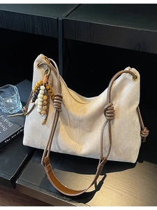Beige Wildleder Hobo-Tasche mit braunen Trägern und böhmischem buntem Perlen-Quasten-Anhänger