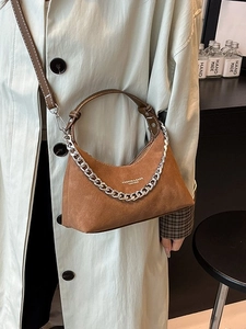 Sac bandoulière en daim marron avec chaîne au design vintage minimaliste et lanière