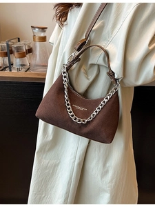 Sac bandoulière demi-lune en daim marron avec chaîne argentée et sangle réglable