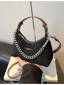 Sac à bandoulière en daim noir avec chaîne en argent et poignée en cuir pour femmes