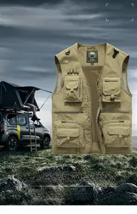 Gros plan d'un gilet de plein air kaki avec poches zippées et doublure en maille respirante