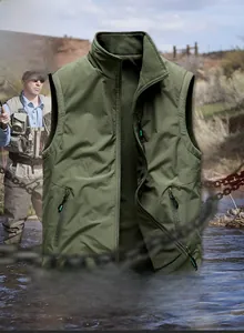 Détail de la veste polaire coupe-vent pour homme dans une scène de pêche en plein air