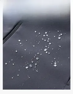 Nahaufnahme von wasserdichtem Softshell-Gewebe mit Lotuseffekt-Wassertropfen auf Jacke