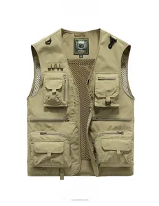 Détail de la veste de plein air kaki avec maille respirante et multiples poches cargo