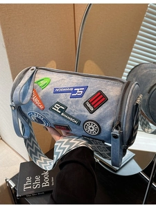 Borsa a cilindro in denim retrò con toppe trendy e ampia tracolla in tessuto chevron
