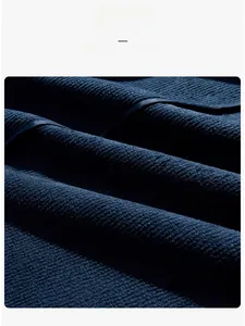 Detailaufnahme des dunkelblauen Softshell-Jackenfutters aus warmem Fleece-Gewebe