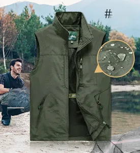 Détail du gilet de pêche vert avec col montant et multiples poches zippées fonctionnelles