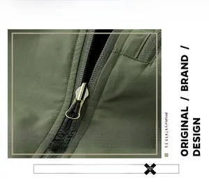 Détail de la fermeture éclair métallique sur le gilet d'hiver d'extérieur vert armée