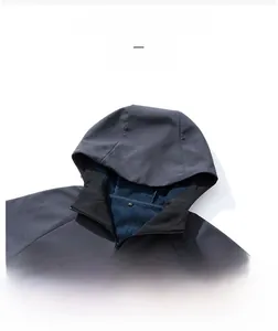 Detail des winddichten Kapuzendesigns und des hochwertigen Funktionsstoffs der Jacke