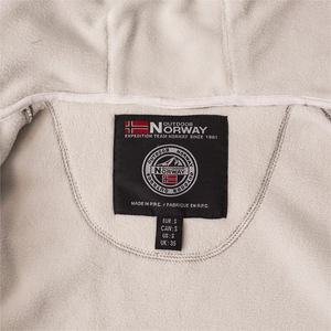 Detail of the soft fleece lining and high-quality woven label on a warm outdoor jacket