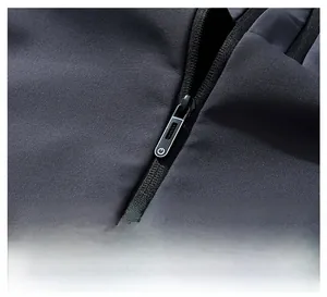Detail eines schwarzen Nylon-Reißverschlusses an einer dunkelgrauen Softshelljacke