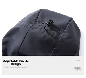 Makro-Detail der verstellbaren Kapuze mit Kordelzug an dieser dunkelgrauen Softshelljacke