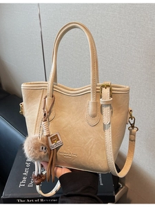 Borsa a secchiello retrò in pelle beige crema con manici e ciondolo mostro di peluche